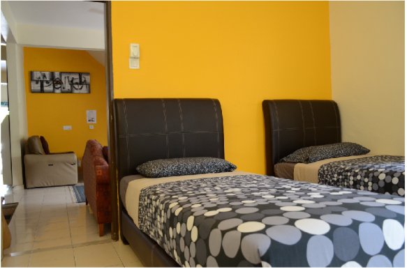 Twin rooms with shared bathroom  (2 single beds)